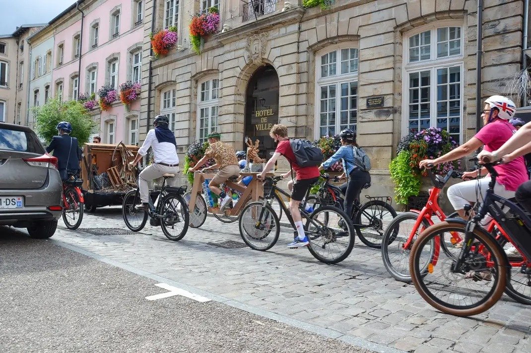 Vélo en bois fabriqué par Jules Vincent pour Les Folles Journées du Vélo à Epinal